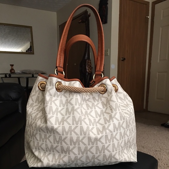 ‼️SOLD‼️‼️‼️‼️‼️‼️‼️‼️‼️‼️‼ kors large leather bag - Picture 2 of 4