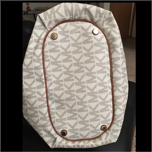 ‼️SOLD‼️‼️‼️‼️‼️‼️‼️‼️‼️‼️‼ kors large leather bag - Picture 3 of 4