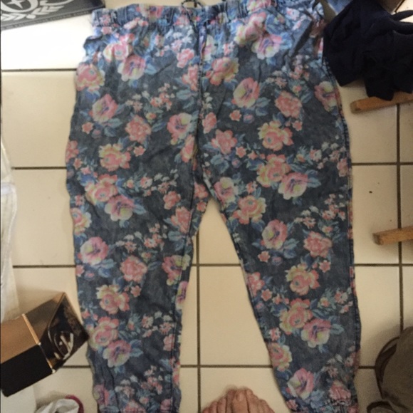 Cute flow like floral print capris