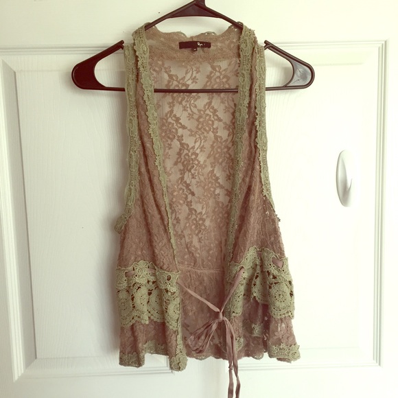 Sleeveless Lace Cardigan