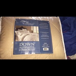 Down alternative comforter
