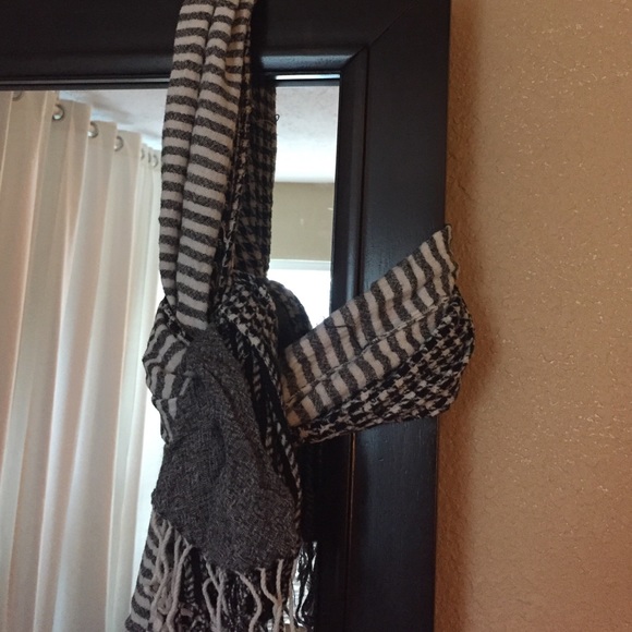Black/white scarf - Picture 1 of 2