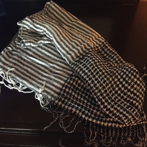 Black/white scarf - Picture 2 of 2