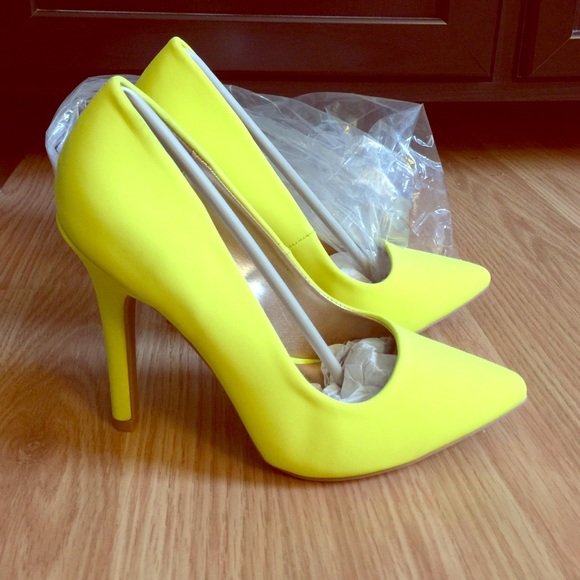 Neon yellow single sole pump