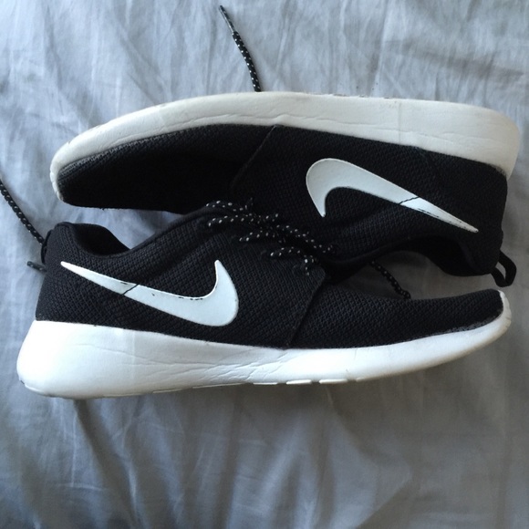 Black Nike Roshe