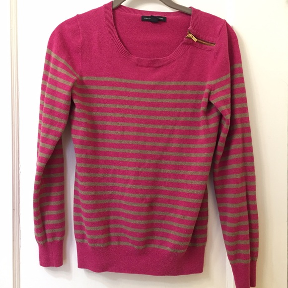 Colorful sweater with zip detail!