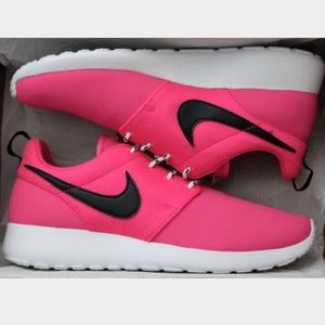 ⭐️Reserved⭐️ Nike Roshe Run GS