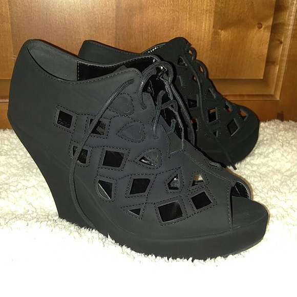 Delicacy Peep Toe Wedges