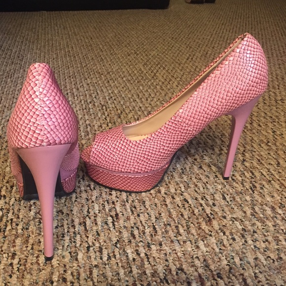 Open-toe pink faux lizardskin👠 - Picture 2 of 3