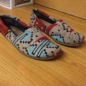 Cute unique toms :)