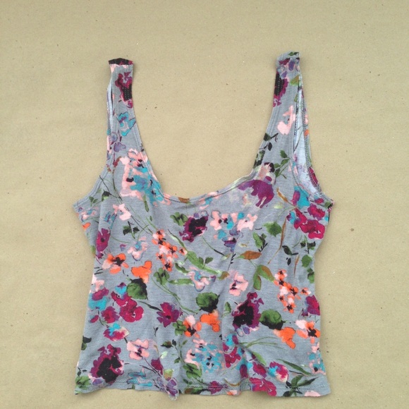 floral crop top🌸