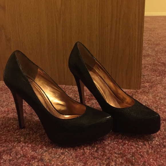 Black pumps