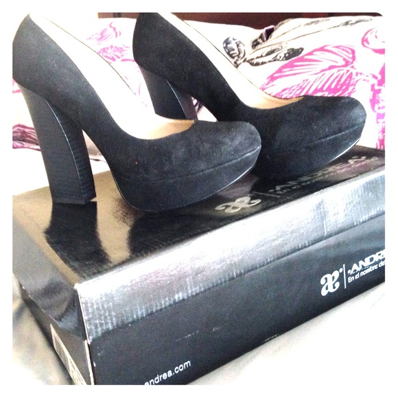 Beautiful black chunky heeled suede pumps👌🏼
