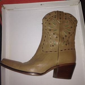 Mercer and Madison tan leather studded boots