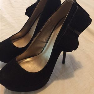Black Pumps
