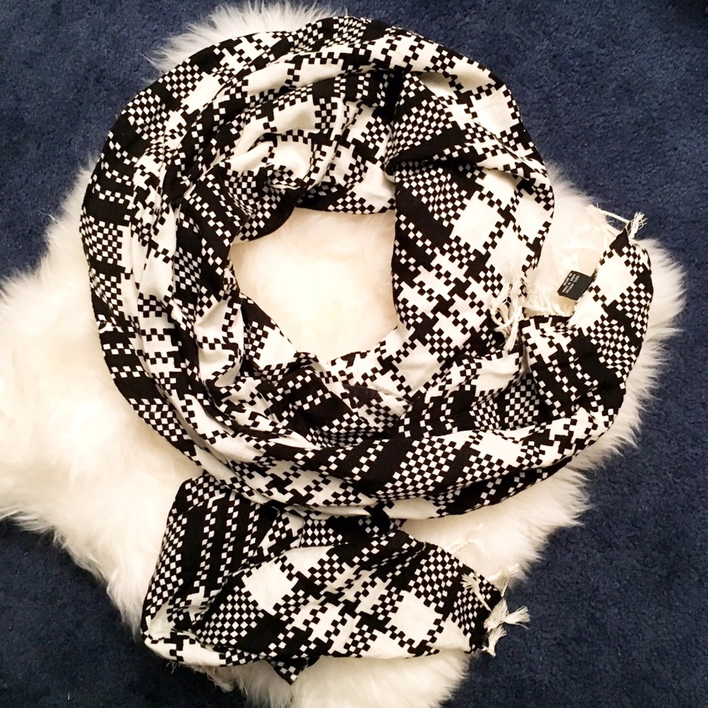 Black and white fashion scarf