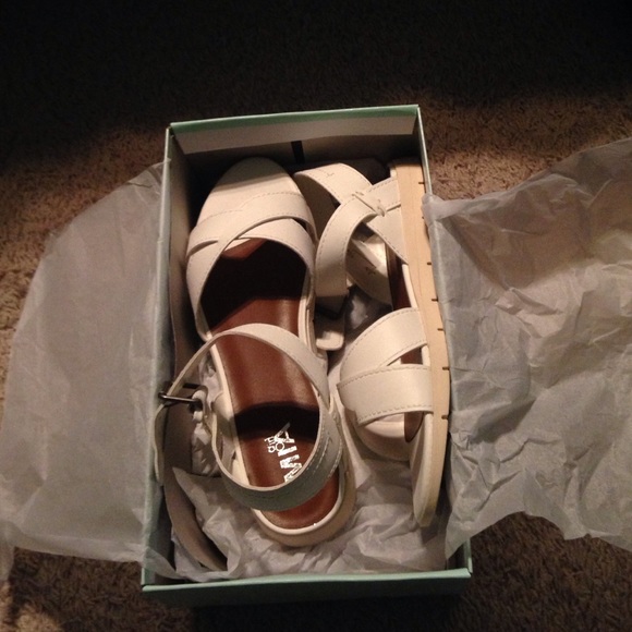 BRAND NEW Mia Robbie White Sandals