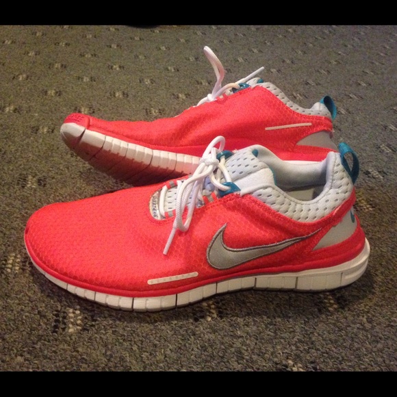 Nike Shoes - NIKE WOMENS SIZE 10 SHOE