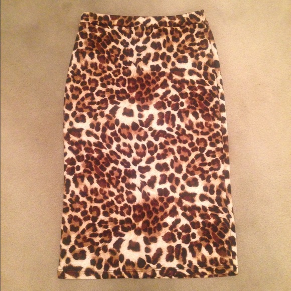 SOLD❌ NWOT Leopard Pencil Skirt Small Knee Length - Picture 3 of 4