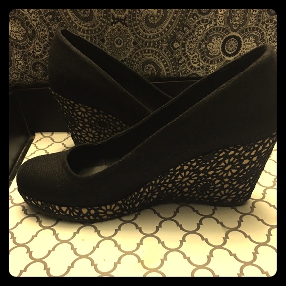 Adorable wedge shoes