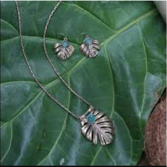 Leaf Earrings(NWT) - Picture 4 of 5