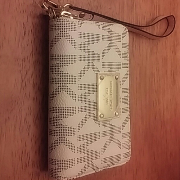 Michael Kors Handbags - Wristlet wallet