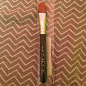 Bare Minerals max coverage concealer brush :)