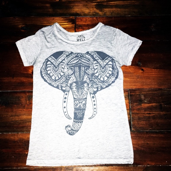Elephant T-shirt with amazing detailing. Size xs.