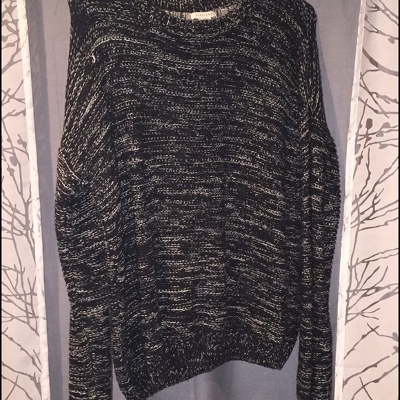 Only worn ONCE black&white knitted sweater