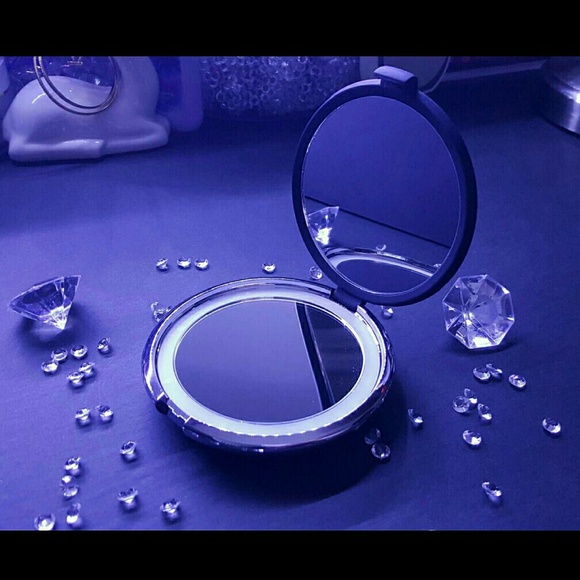 Compact Light Up Mirror - Picture 2 of 4