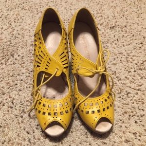 PRICE DROP!! 🎉 Mustard fun wedges