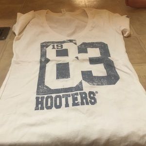 Hooters V neck tee