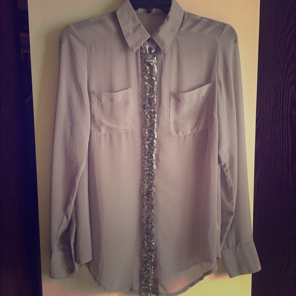 Gray long sleeve shirt.