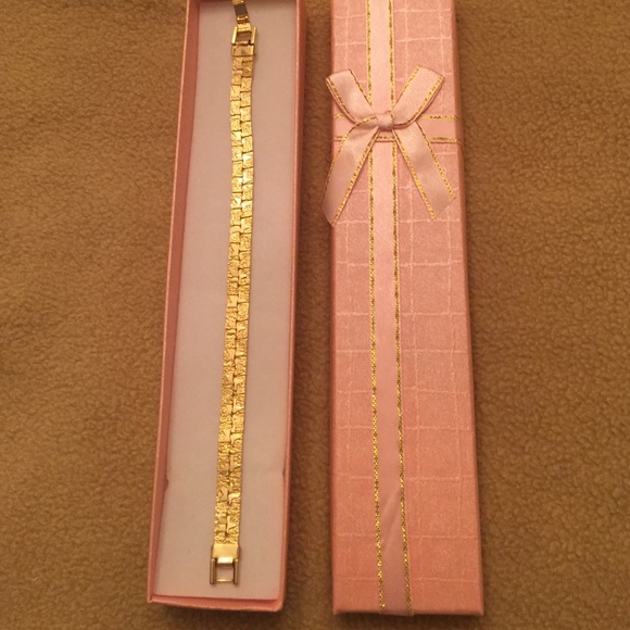 This starlike bracelet is 7"