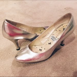 Silver pumps