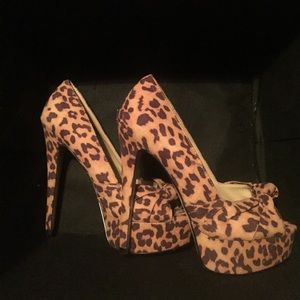 Shoe dazzle cheetah platform pumps NEVER WORN!!!!!