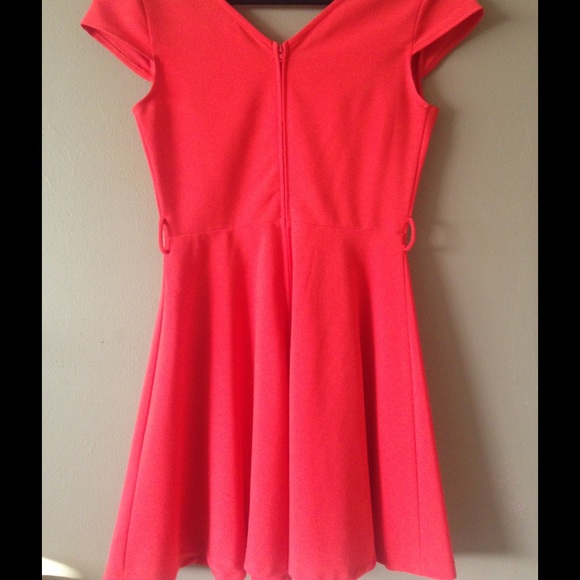 Red dress - Picture 2 of 2