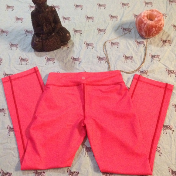 NWT Lululemon Wunder Under Crops size 4. - Picture 2 of 4