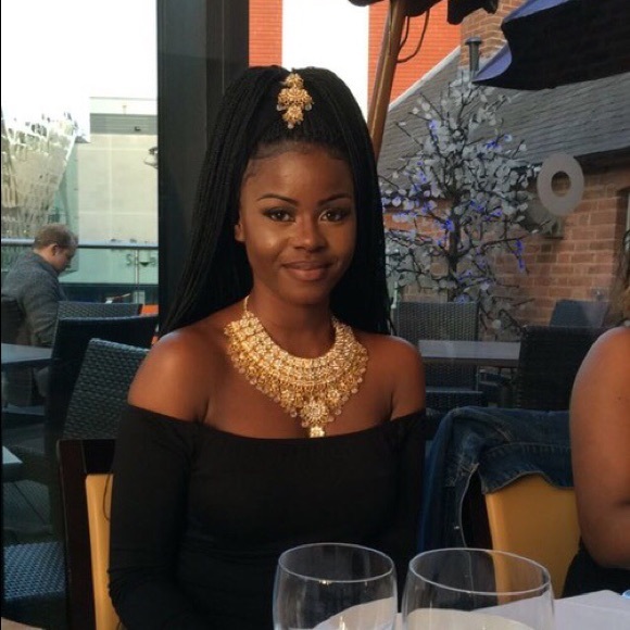 ISO : Gold necklace and hairdress