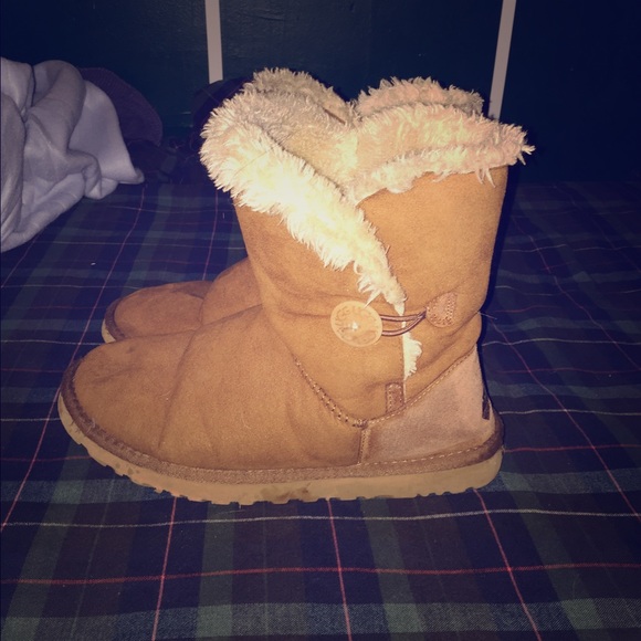 Authentic Bailey Button Chestnut Uggs