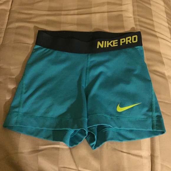 Iam selling Nike Pro Shorts in color turquoise