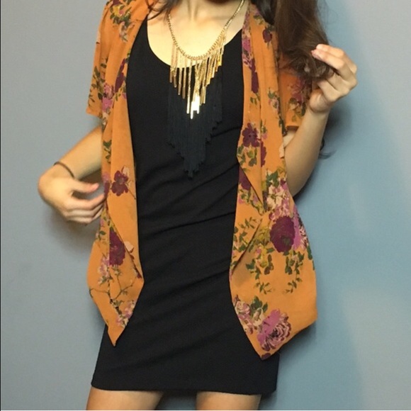 Forever 21 Sweaters - Super cute orange limbo with beautiful flowers🌸
