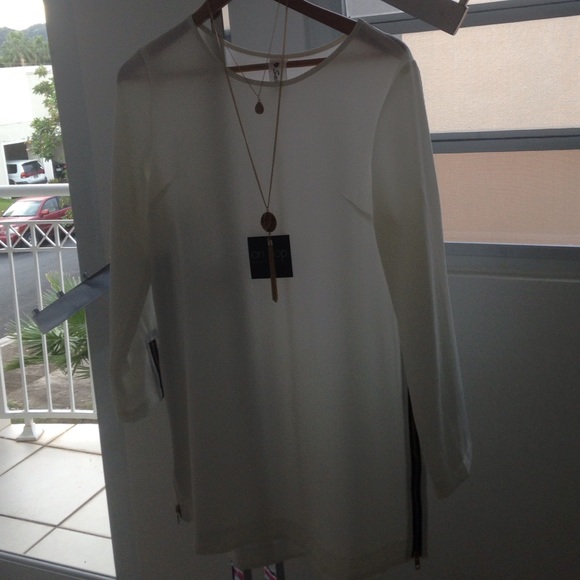 Off-white dress, includes the brown gold necklace - Picture 1 of 3