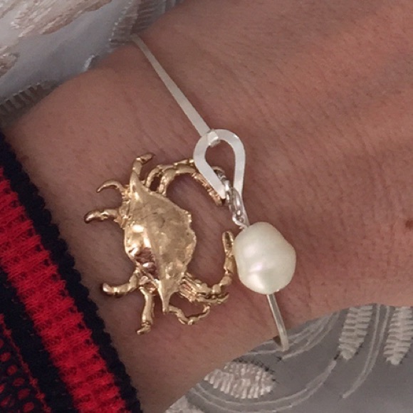 🦀Golden Crab & Faux Pearl Bracelet - Picture 2 of 4