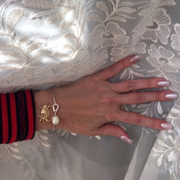 🦀Golden Crab & Faux Pearl Bracelet - Picture 3 of 4