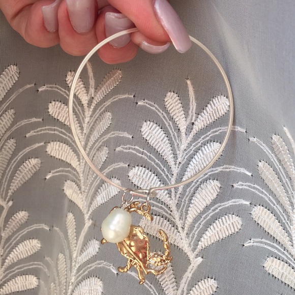 🦀Golden Crab & Faux Pearl Bracelet - Picture 4 of 4
