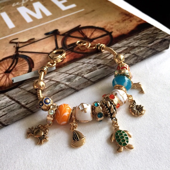 Jewelry - SALE💘Gold Tone Charms Bracelet