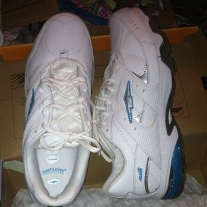 NIB sz.11 Avia Tennis Shoes Sneakers Nice Gift