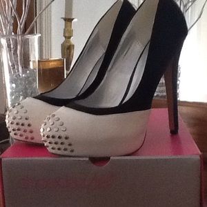 Shoe dazzle Black/White Amour Studded Pump Sz 9