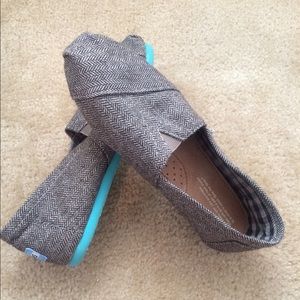Toms W6.5 shoes in herringbone and blue bottom